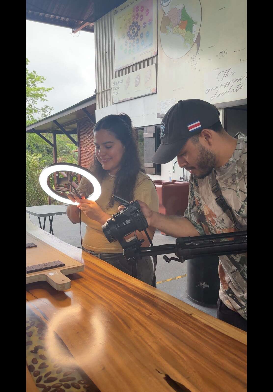 Equipo de RONI Creative Studio grabando en locación con aro de luz y cámara durante una producción de contenido.