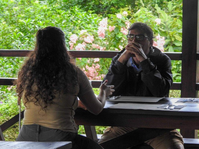 Sesión de consultoría de marca entre dos personas en una terraza.