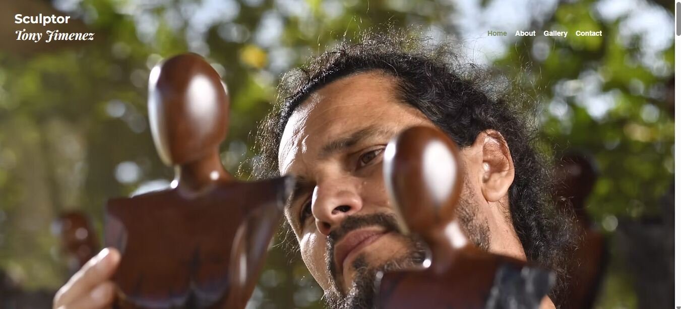Tony Jiménez, escultor costarricense, con sus esculturas de madera